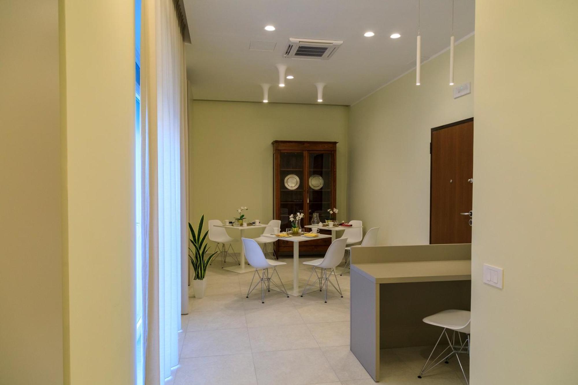 Domus Vivian Hotel Montecorvino Pugliano Bagian luar foto