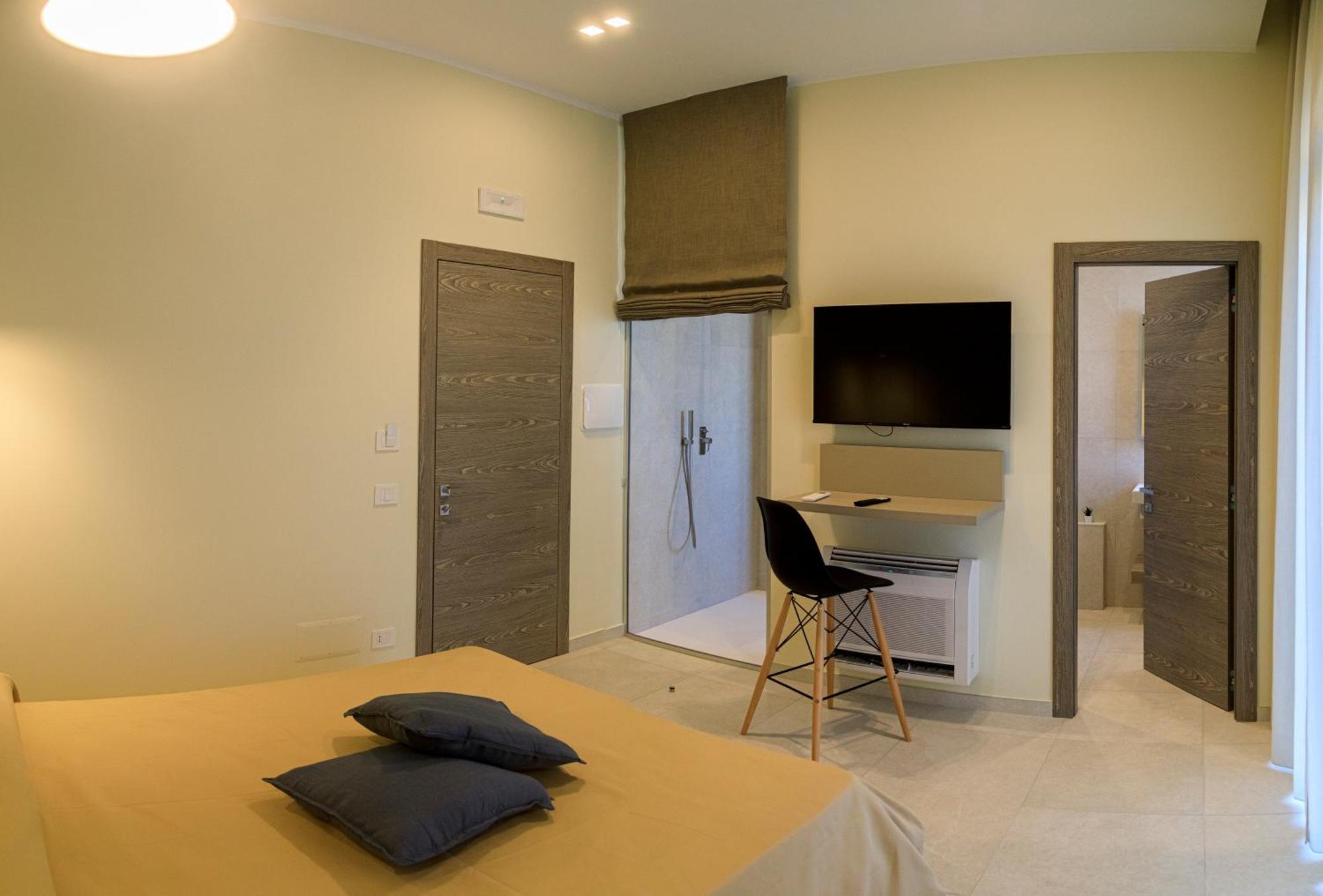 Domus Vivian Hotel Montecorvino Pugliano Bagian luar foto
